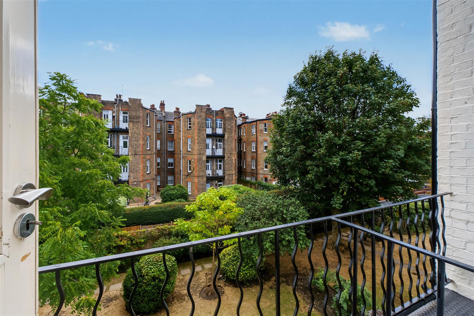 Flat Grantully Road in London