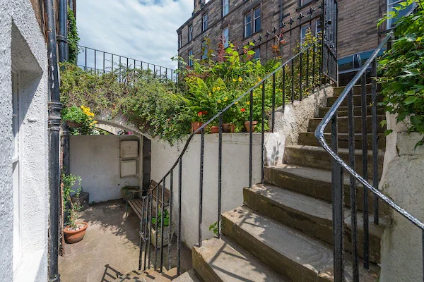 Flat Trinity Crescent in City of Edinburgh
