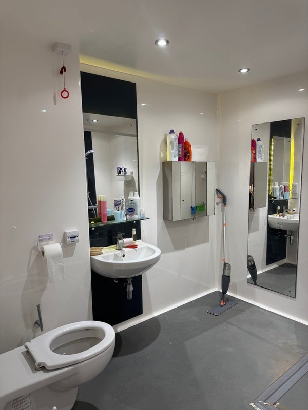 Room Lett Road in Greater London
