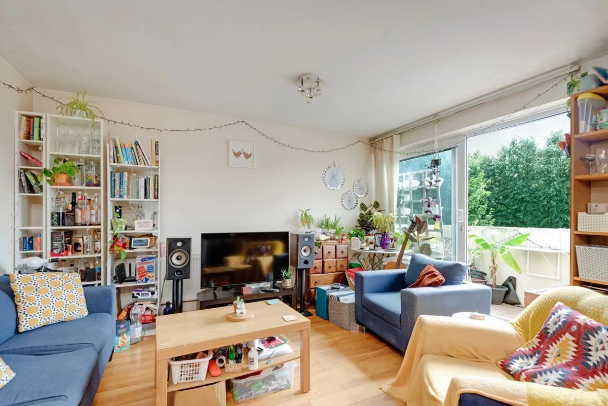 Flat Western Gardens in Greater London