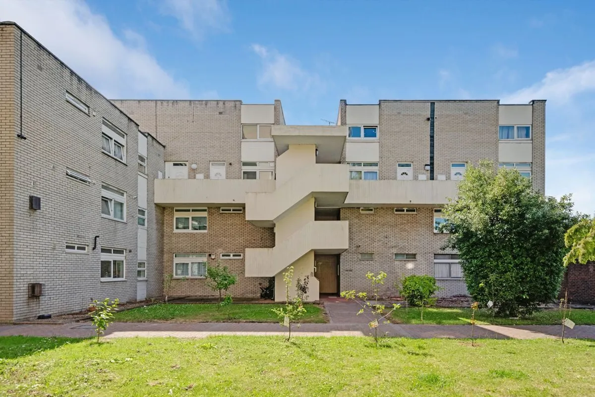 Flat Western Gardens in Greater London