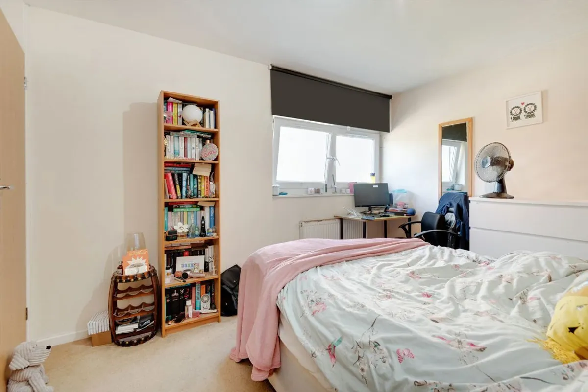 Flat Western Gardens in Greater London