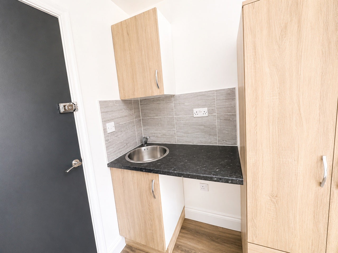 Flat Barnfield Road in Greater London