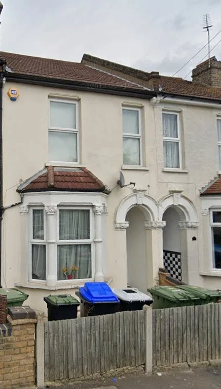 Flat Barnfield Road in Greater London