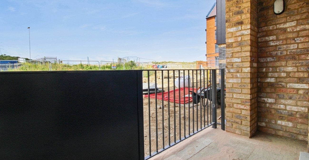 Flat Alkerden Lane in Dartford