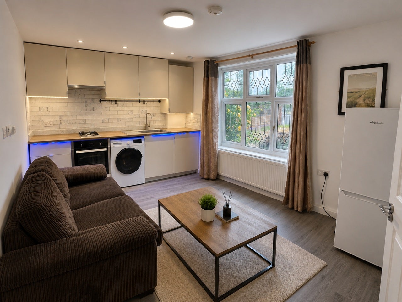 Flat Sunbury Way in Greater London