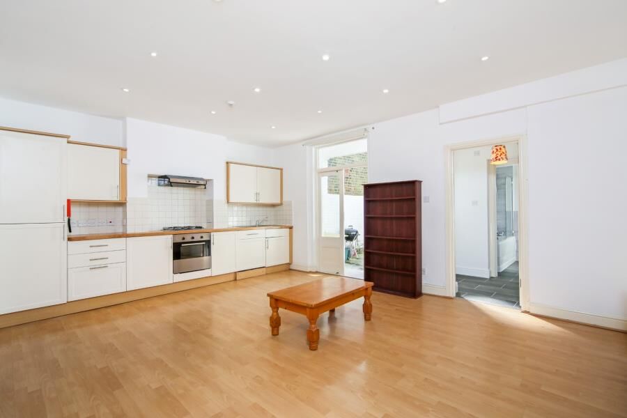 Flat Ainger Road in Greater London