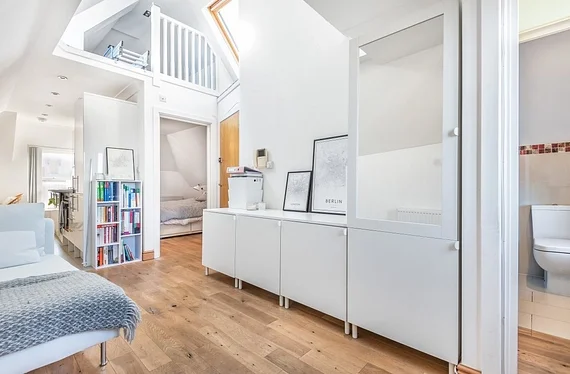 Flat Lavender Hill in Greater London