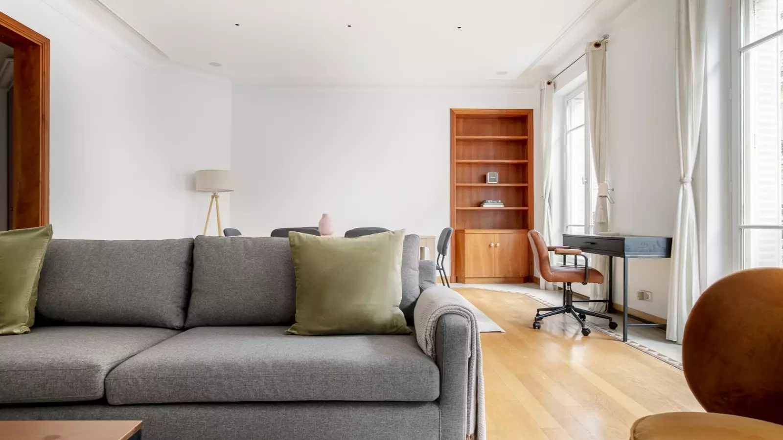 Flat Avenue de Villiers in Paris