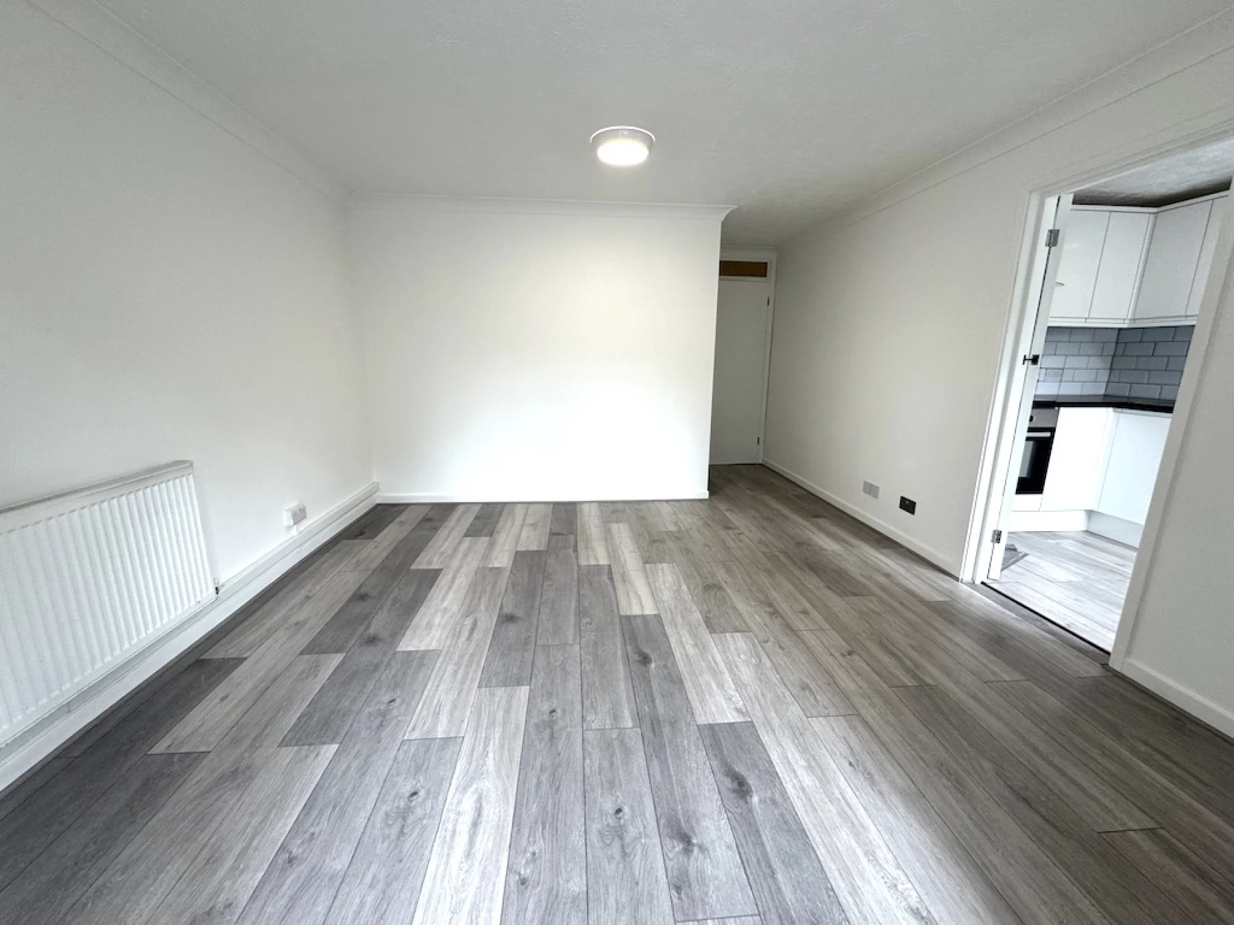 Flat Derwent Road in Greater London