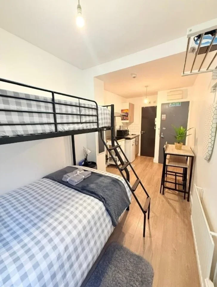 Flat Axminster Road in Greater London