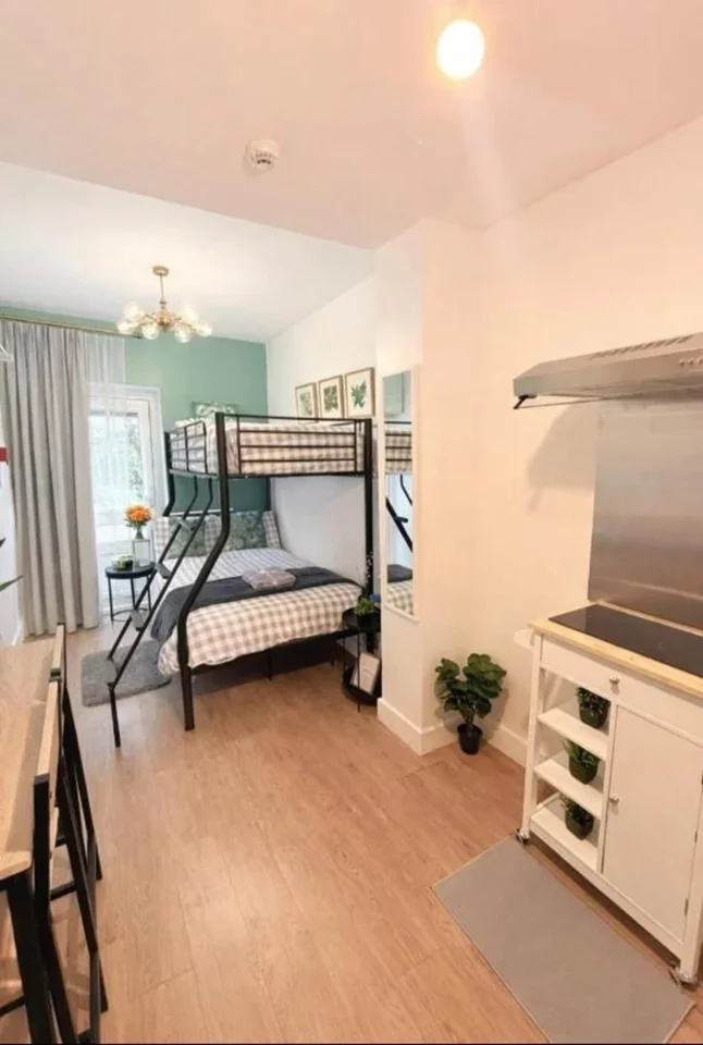 Flat Axminster Road in Greater London
