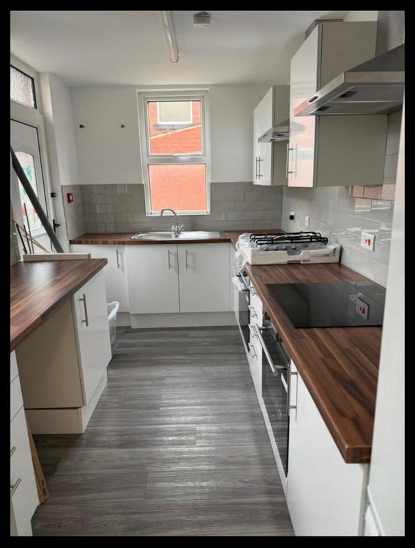Room Estcourt Avenue in Leeds