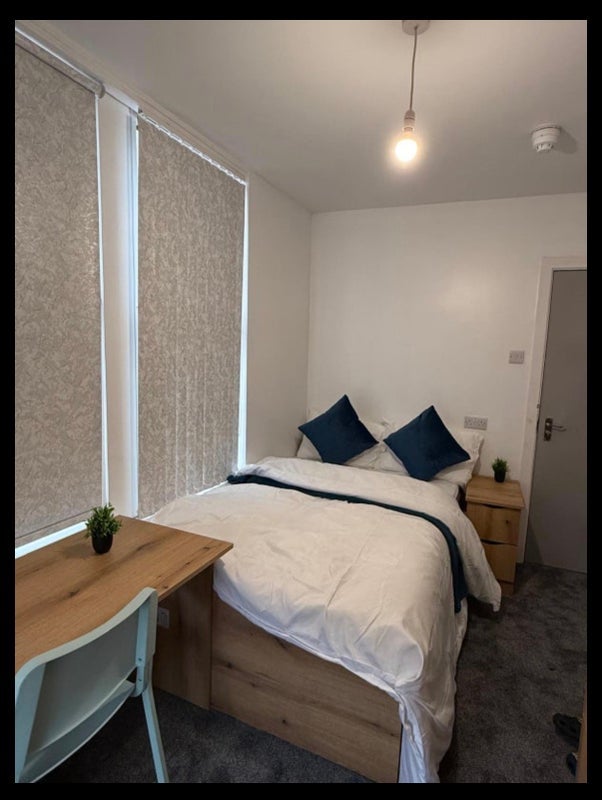 Room Estcourt Avenue in Leeds