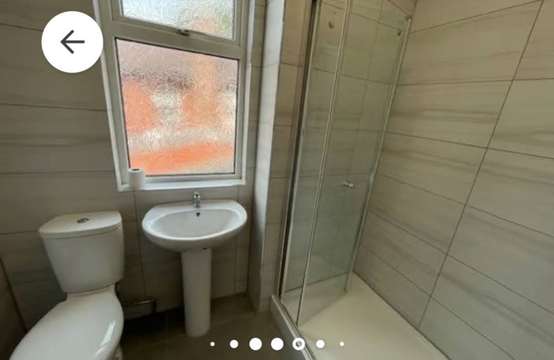 Room Estcourt Avenue in Leeds