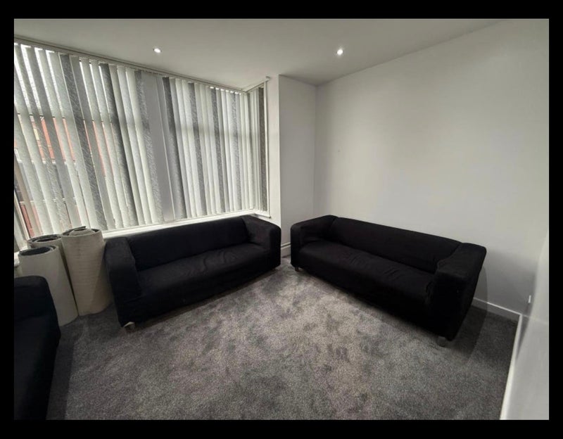 Room Estcourt Avenue in Leeds