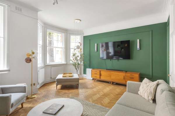 Flat Hammersmith Road in Greater London
