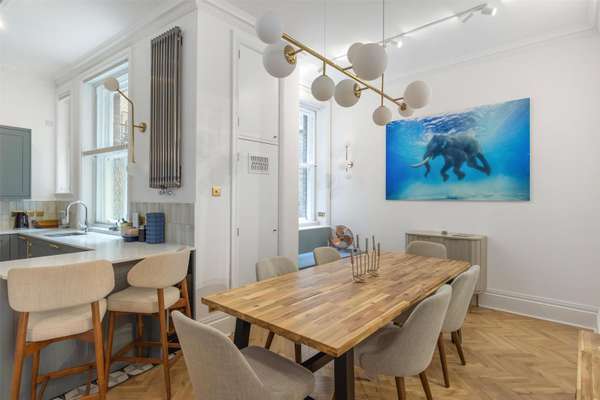 Flat Hammersmith Road in Greater London