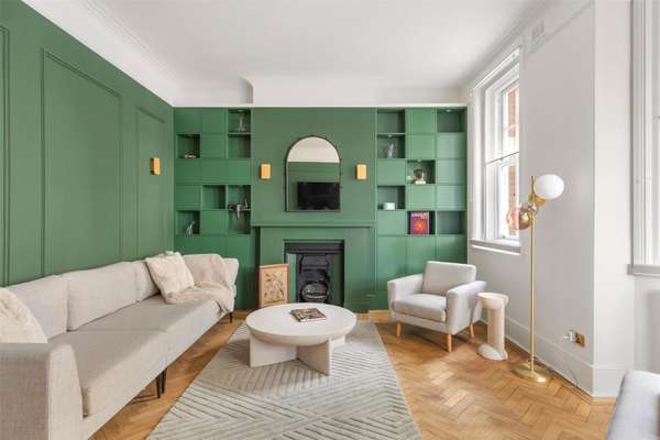 Flat Hammersmith Road in Greater London