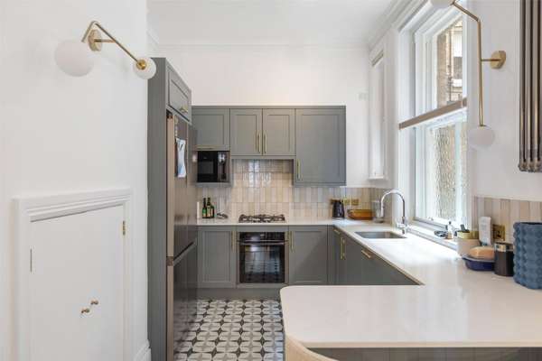 Flat Hammersmith Road in Greater London