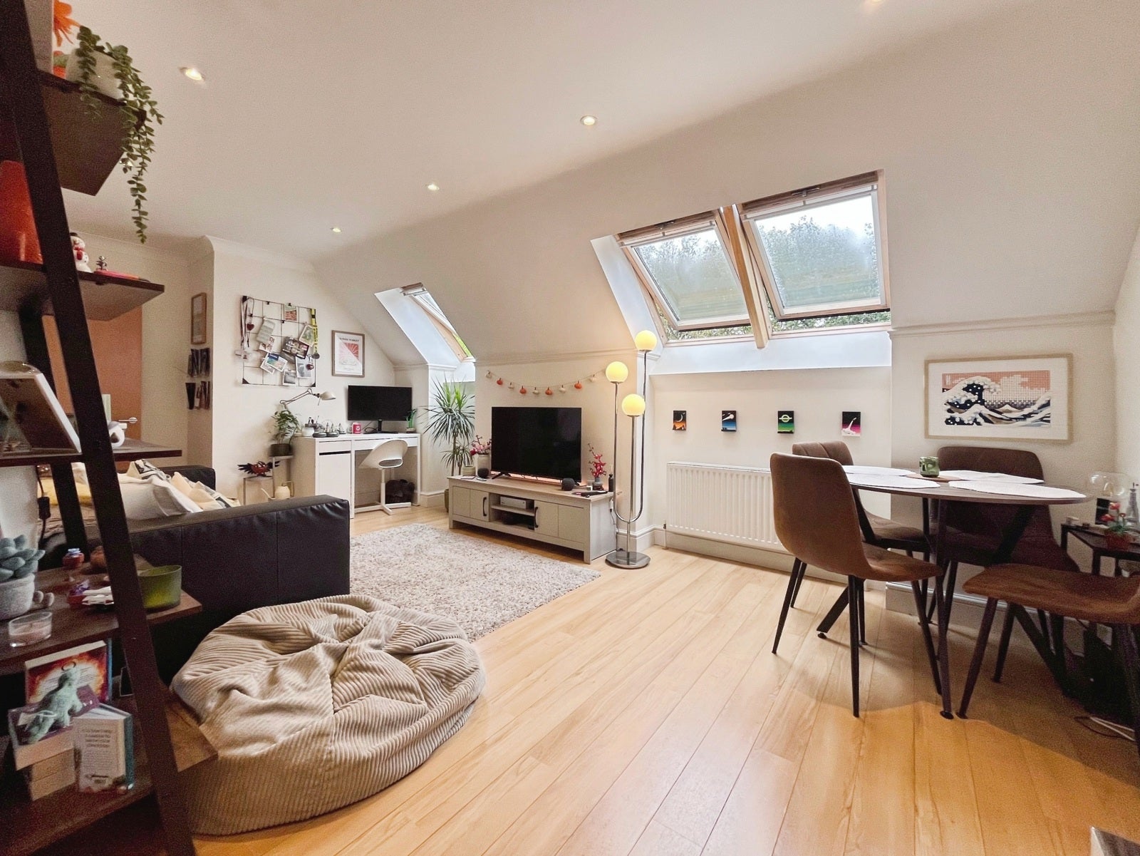 Flat Victoria Mews in Borough of Runnymede
