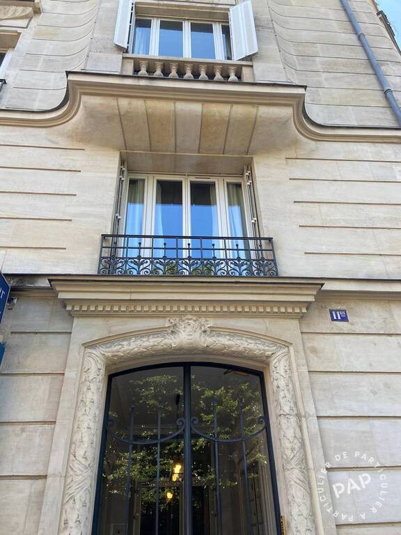 Flat Place du Maréchal de Lattre de Tassigny in Paris