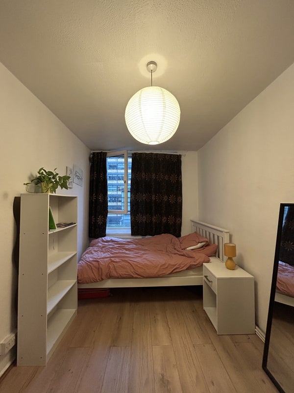 Room Peerless Street in Greater London