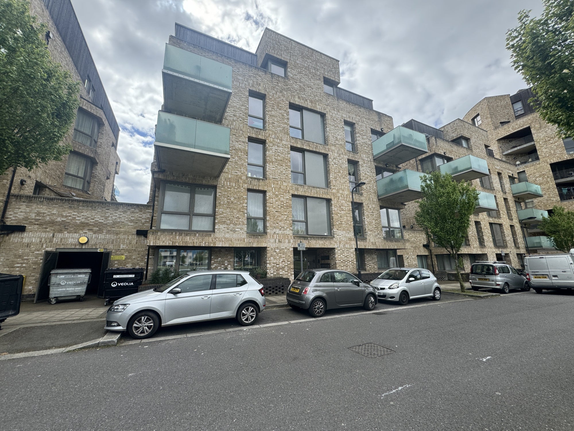 Flat Hilltop Avenue in Greater London