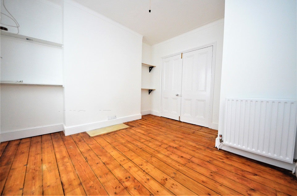 Flat Saltoun Road in Greater London