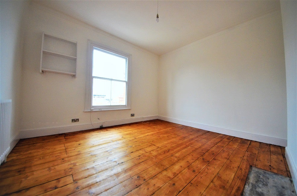 Flat Saltoun Road in Greater London