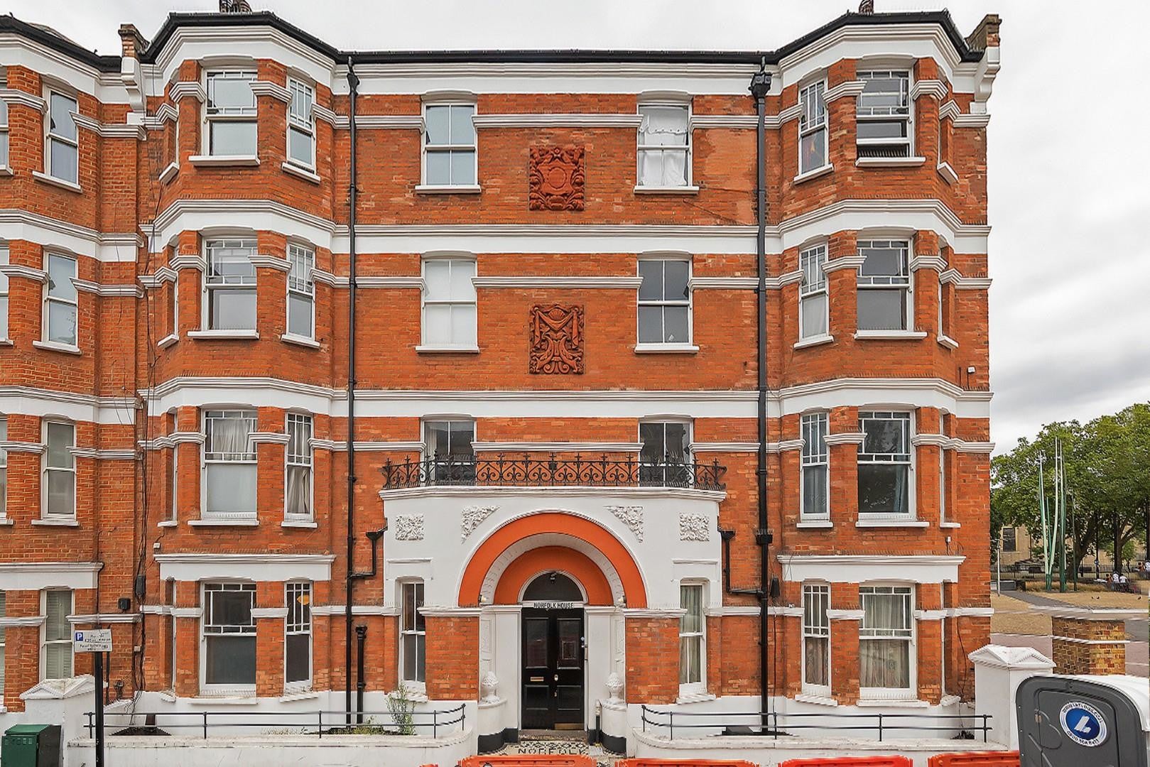 Flat Saltoun Road in Greater London