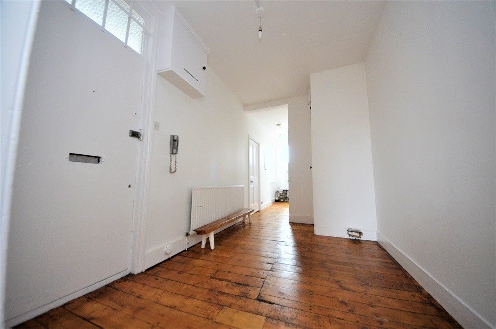 Flat Saltoun Road in Greater London