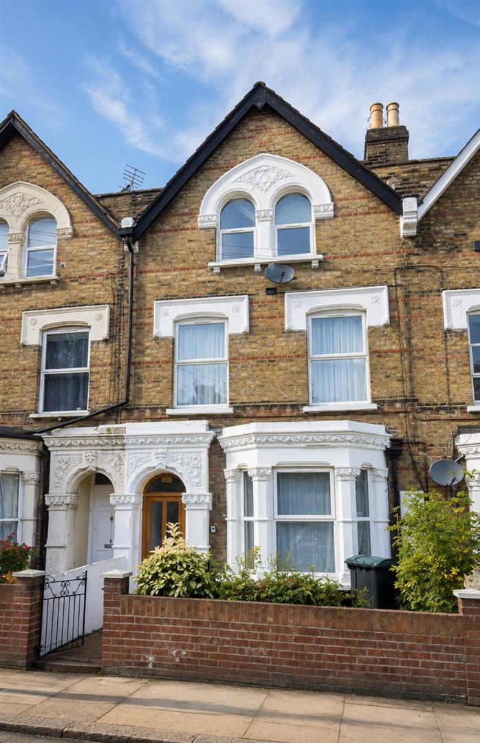 Flat Hermitage Road in Greater London