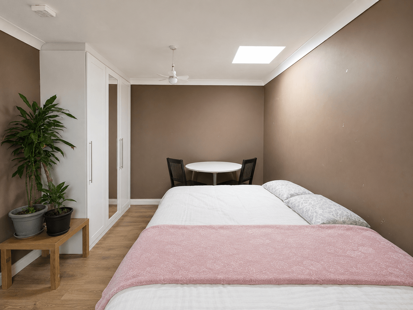 Flat Harrow Road in Greater London