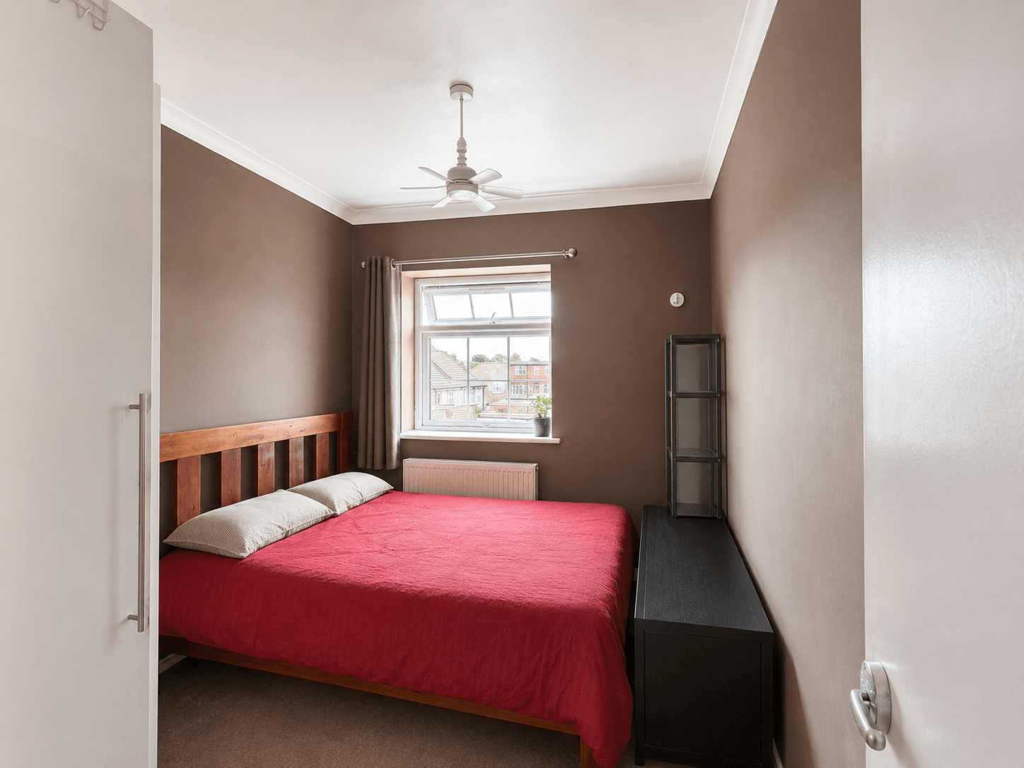 Flat Harrow Road in Greater London