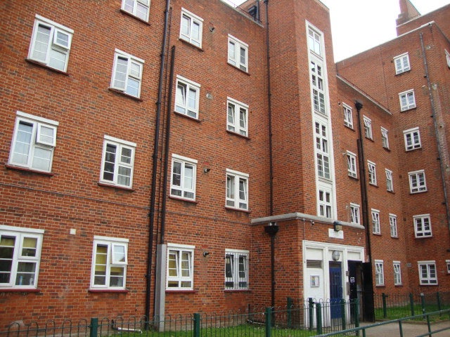 Flat Farrier Street in Greater London