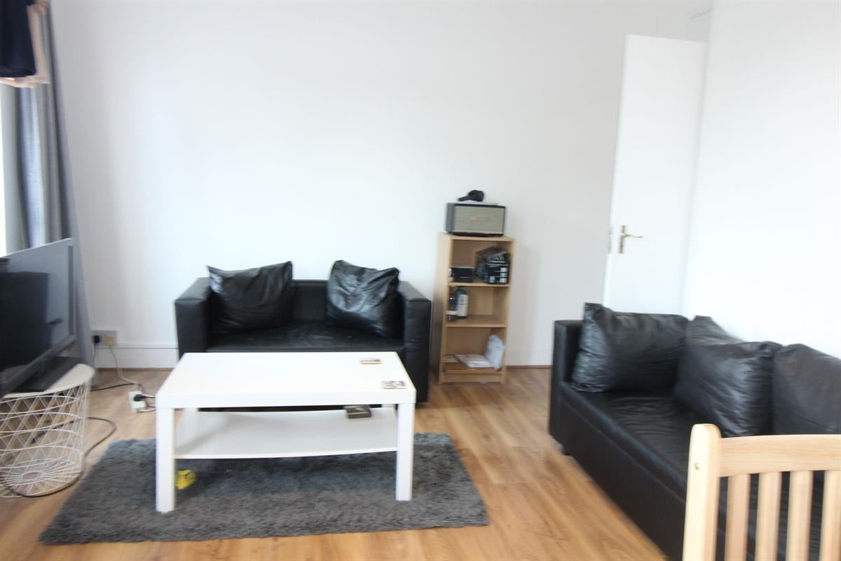 Flat Farrier Street in Greater London