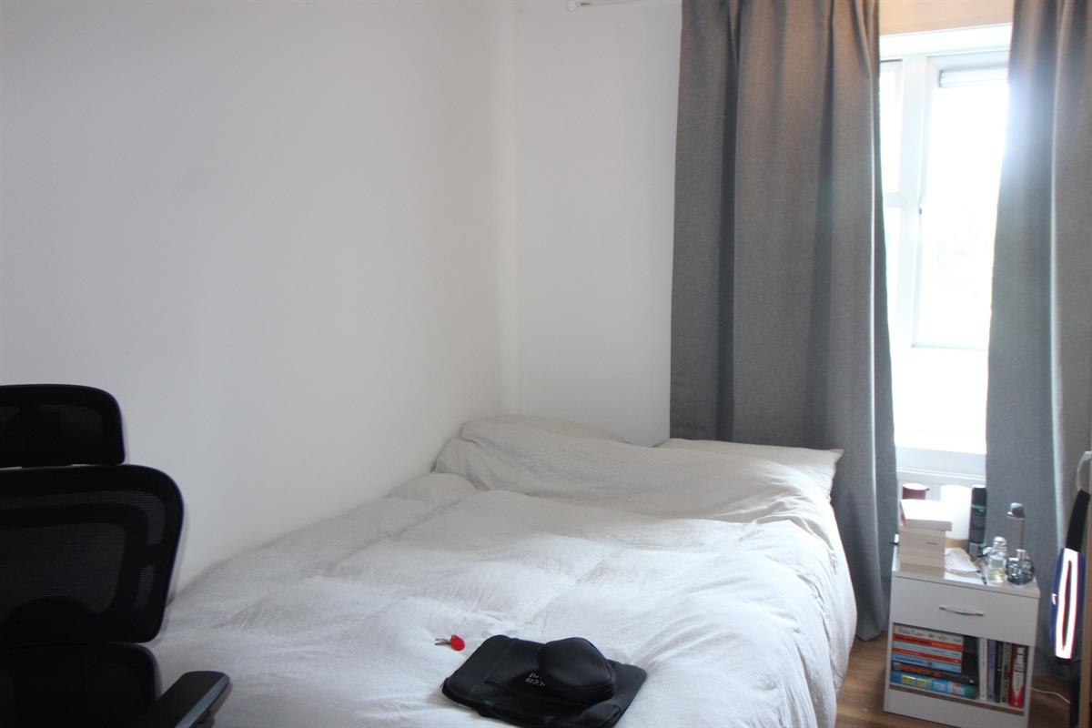 Flat Farrier Street in Greater London