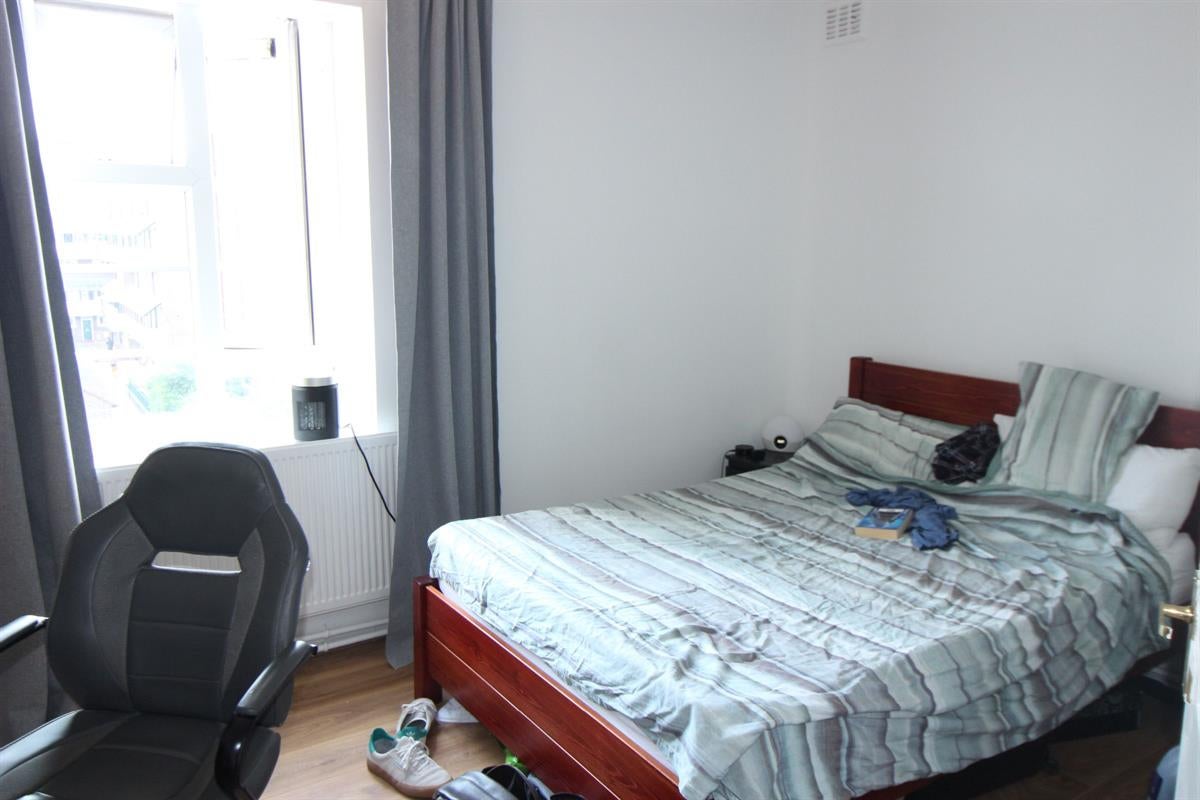 Flat Farrier Street in Greater London