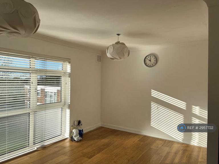 Flat Parkwood in Greater London