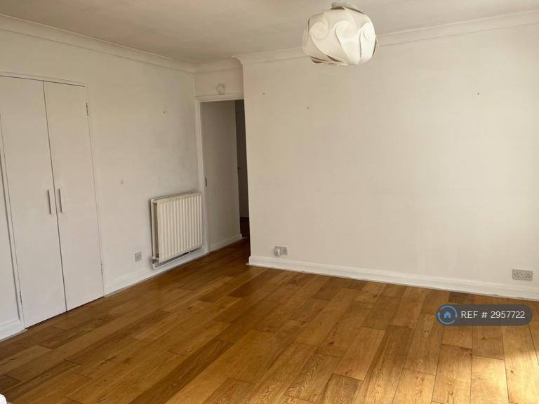 Flat Parkwood in Greater London