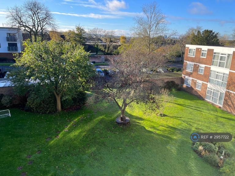Flat Parkwood in Greater London