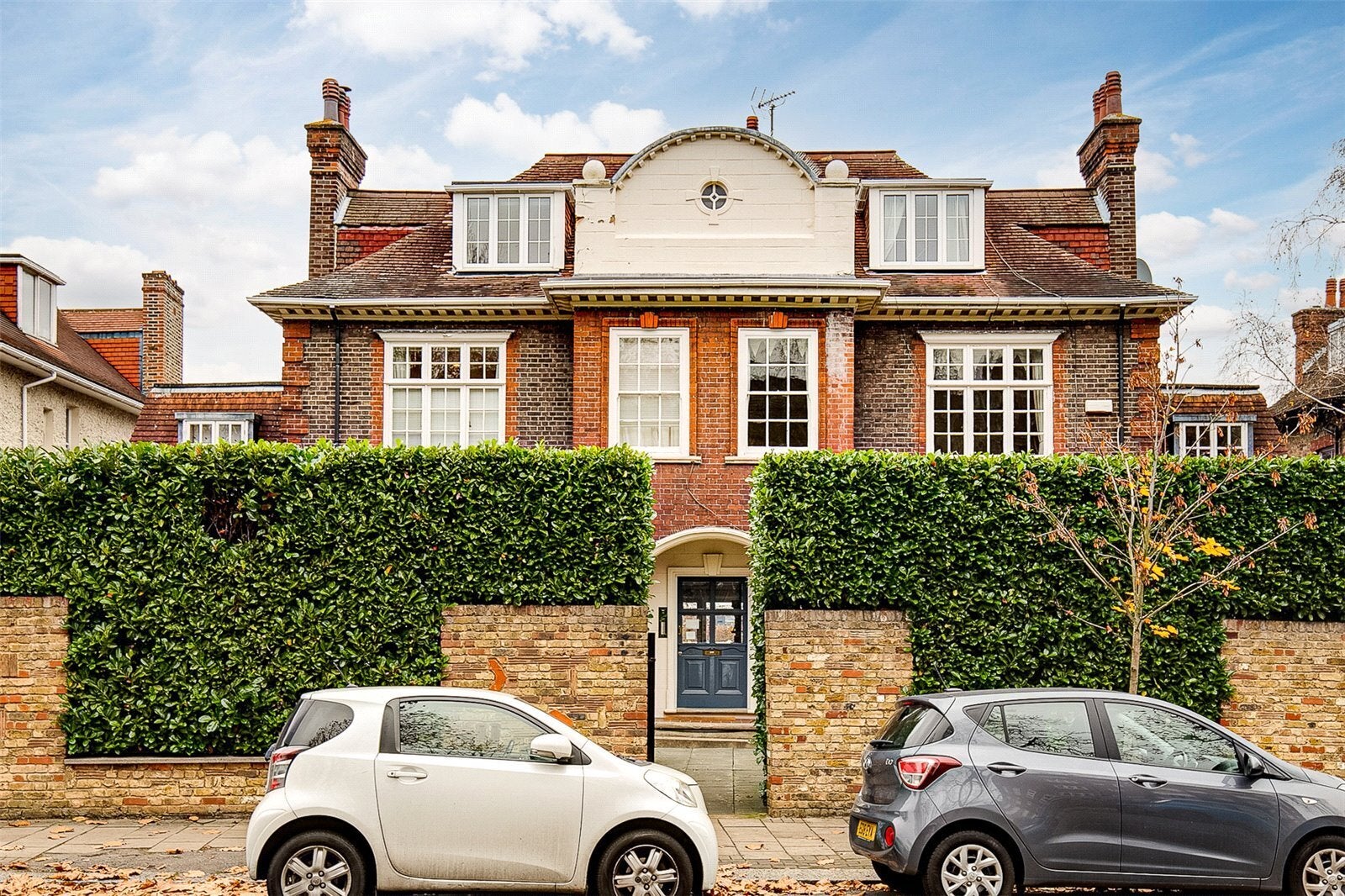 Flat Chartfield Avenue in Greater London