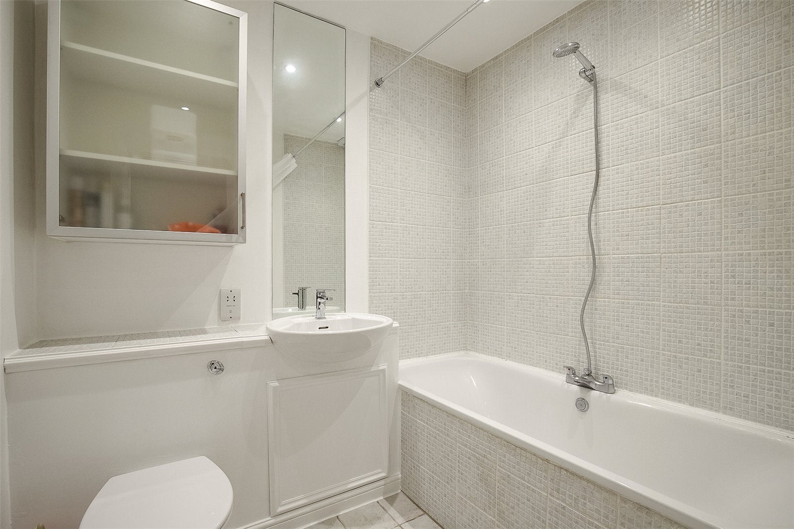 Flat Chartfield Avenue in Greater London