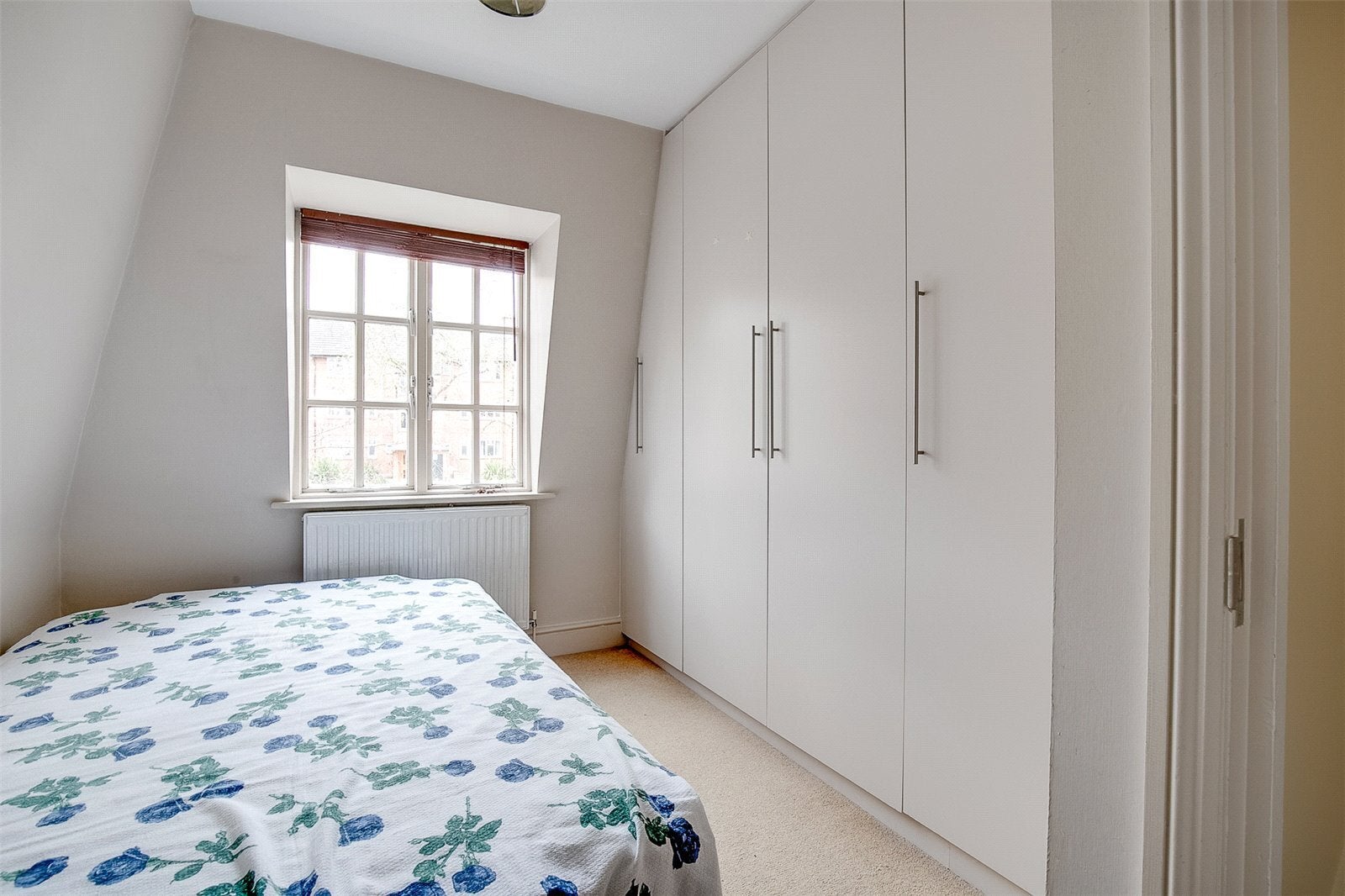 Flat Chartfield Avenue in Greater London