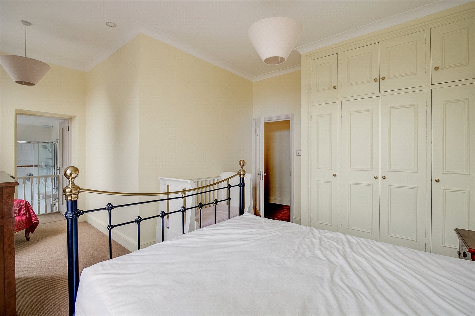 Flat Chartfield Avenue in Greater London