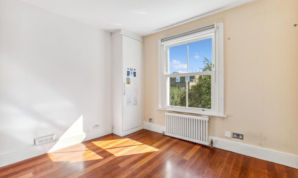 Flat Overstone Road in Greater London