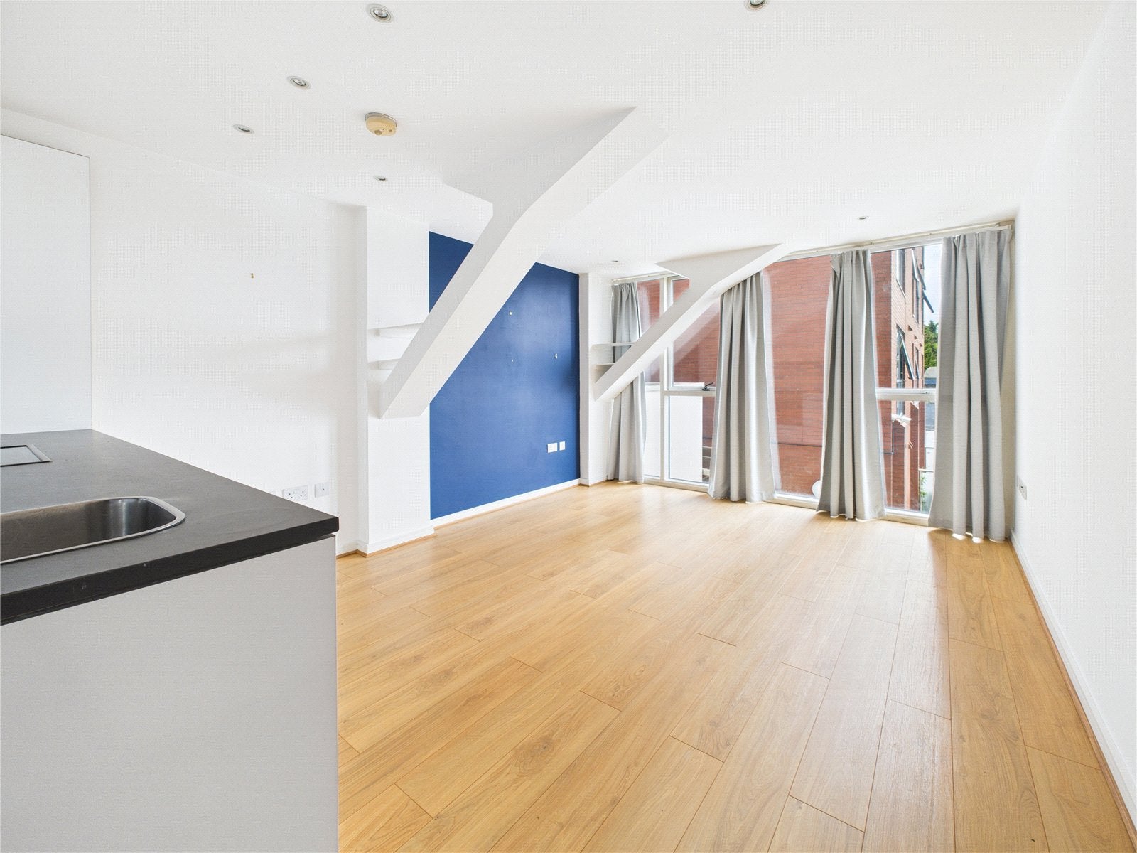 Flat Skypark Road in Bristol