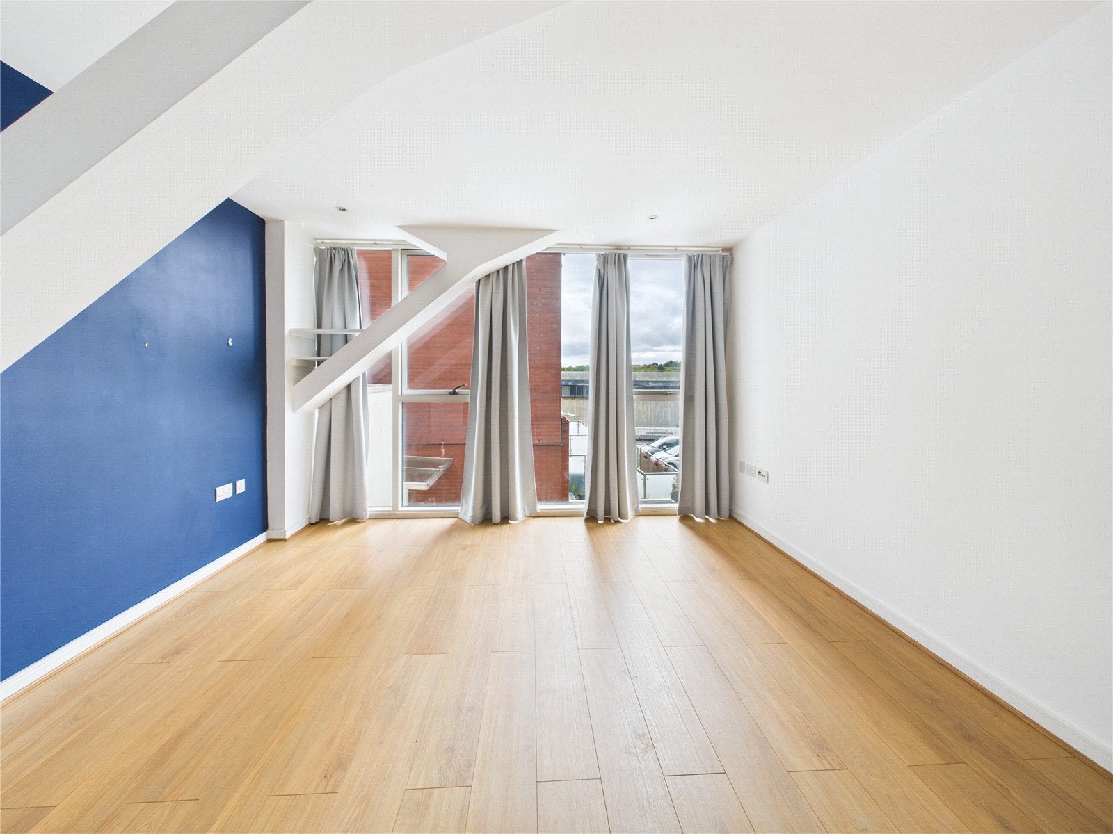 Flat Skypark Road in Bristol