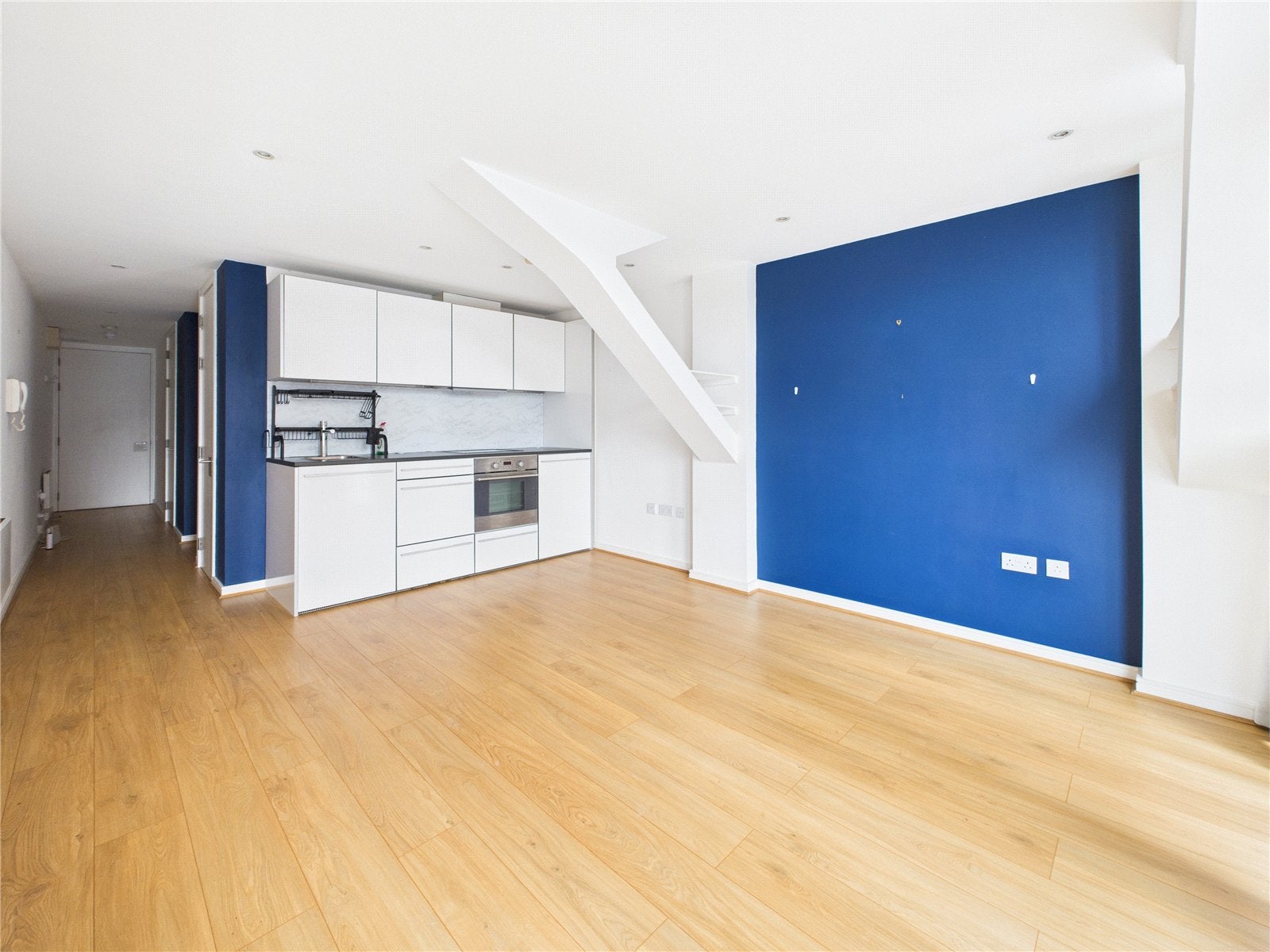 Flat Skypark Road in Bristol